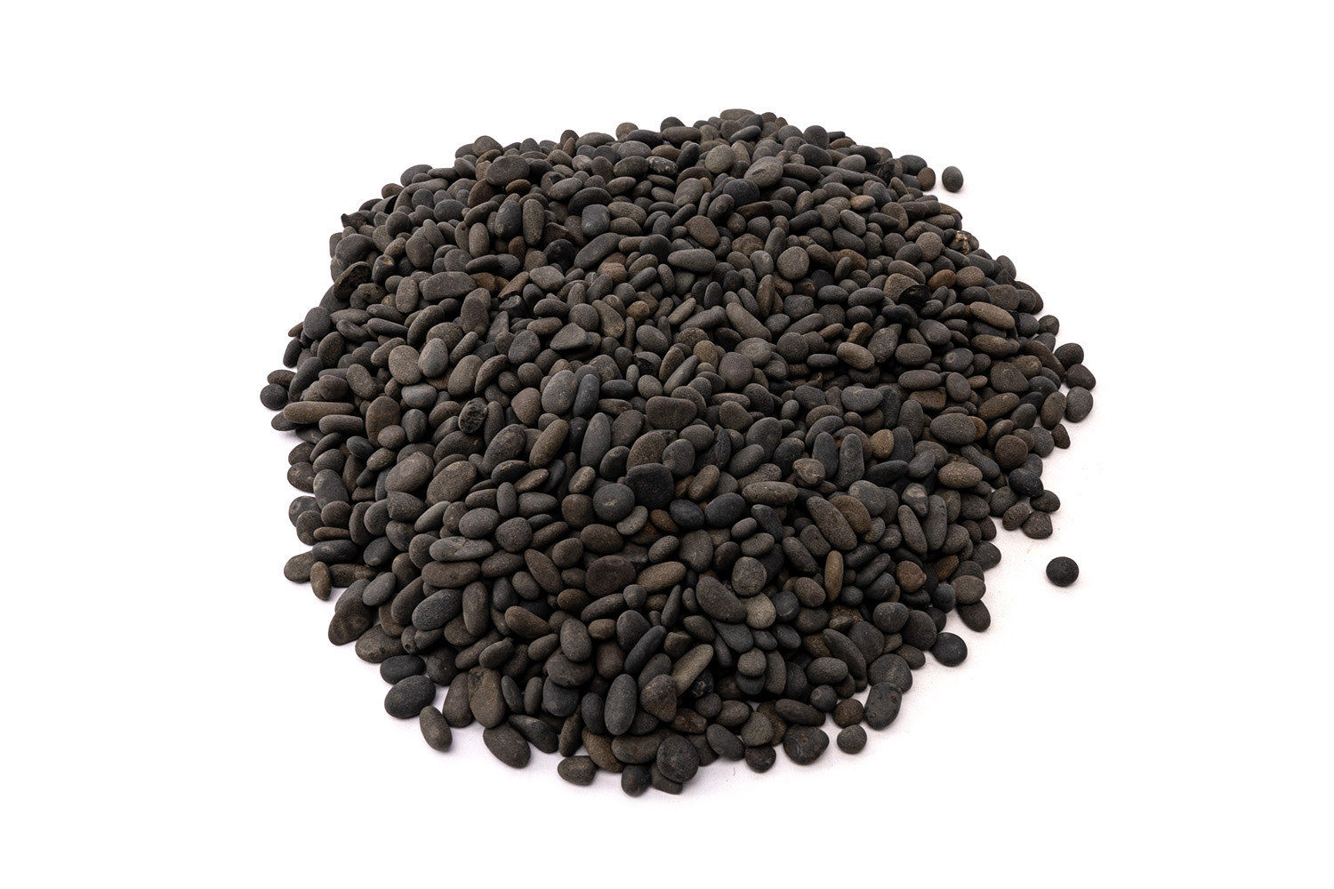 Haufen schwarzer glatter Kieselsteine auf weißem Grund